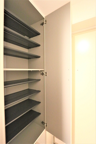 天井まであるシューズボックス