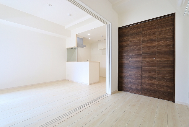 白基調のオシャレなリビングですね