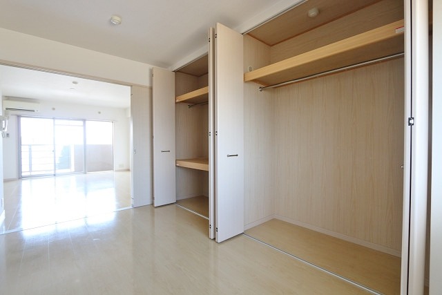 壁一面のクローゼットで荷物すっきり収納