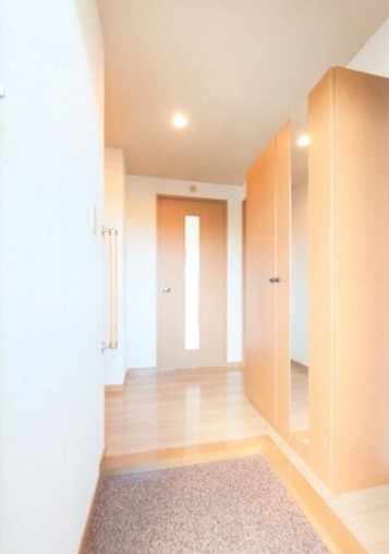 開放感のある明るい玄関でお出迎え