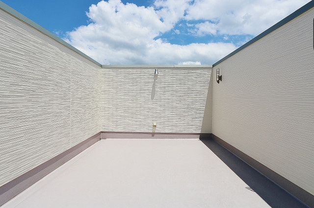 開放的なルーフバルコニー付き