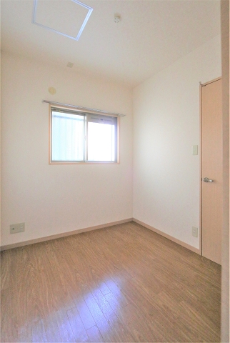 もう１部屋の洋室です