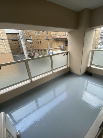 屋根付きの広々バルコニーです
