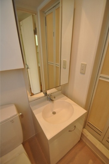 鏡の大きい独立洗面台なので朝の身支度もばっちり