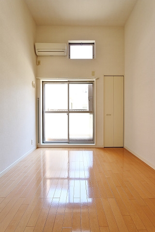 ロフト物件なので天井が高いです