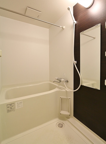 広めのお風呂でゆったりできます