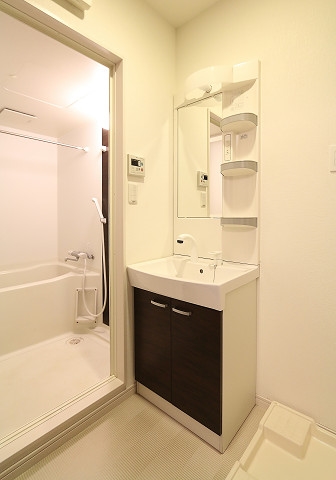 棚のある独立洗面台です