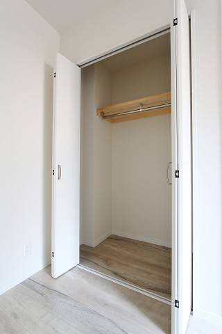 洋室にはしっかりとした大きさの収納がございます