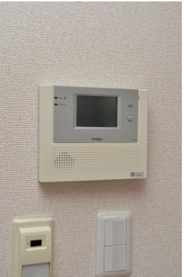 女性の方も安心のモニターフォン付き