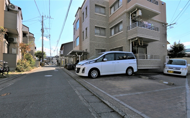 敷地内に駐車場もございます