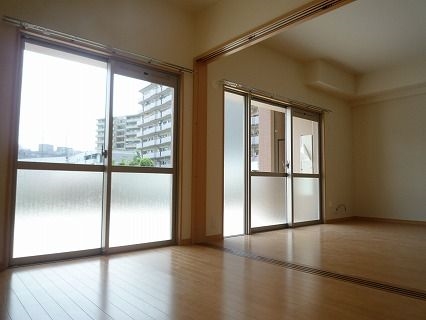 リビング横の洋室は子供部屋にピッタリ