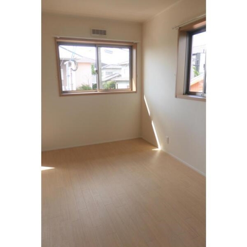 大きな窓から日差しが差し込んで明るいですね