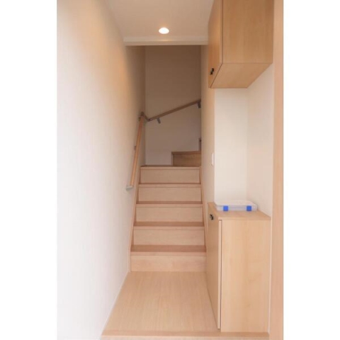 玄関は言って階段になります