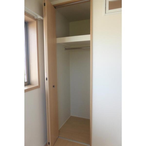 各居室にクローゼットがあります