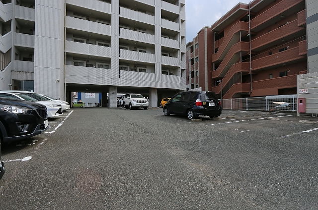駐車場はマンション一階とマンション裏にあります