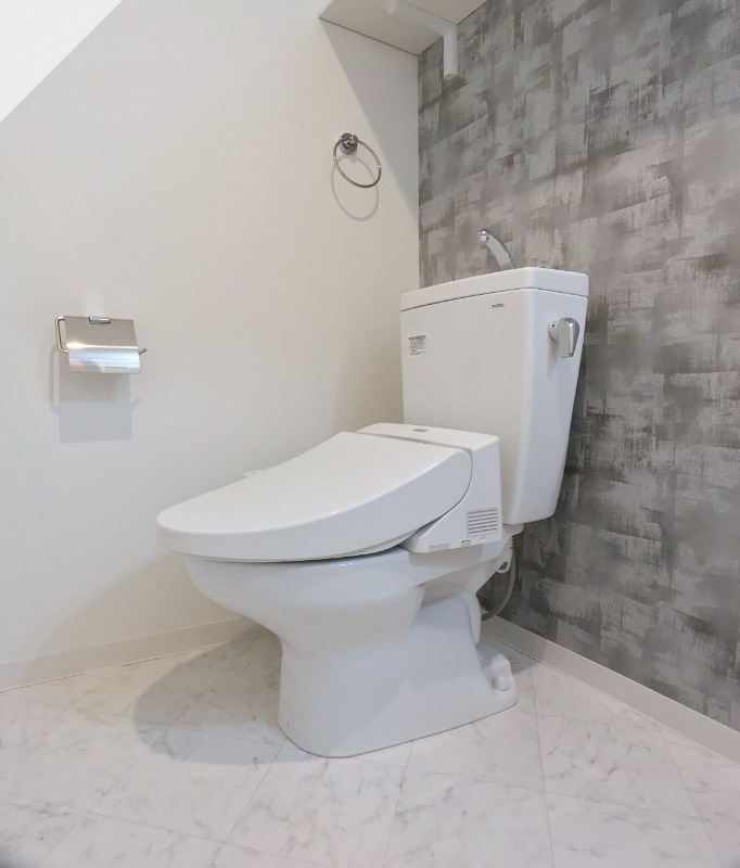 収納棚付きで清潔感あるトイレです