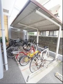 屋根付きの駐輪場になります