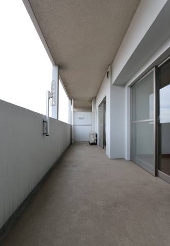 走り出したくなるほど広いバルコニーですね