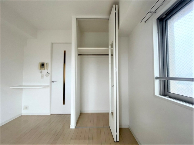 かさばりやすいお洋服もたっぷり収納可能です