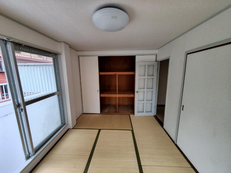 もう一部屋の和室も広々としています
