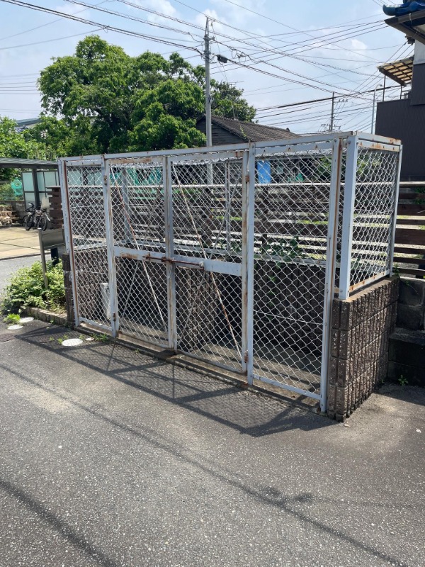 共用のゴミ置き場があります。