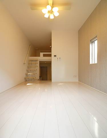 白基調の明るいお部屋です
