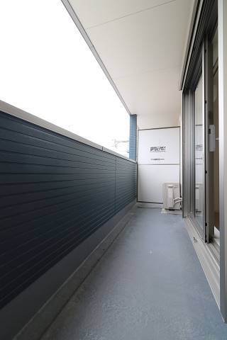 長いバルコニーからお日様こんにちは