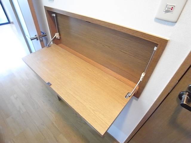 キッチンの後ろにカウンターがあります