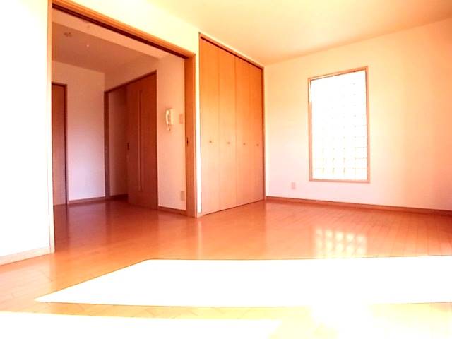 光がしっかり差し込む3面採光のお部屋です