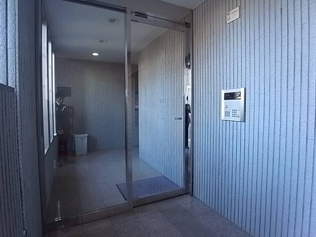 エントランスにはしっかりオートロックがあります