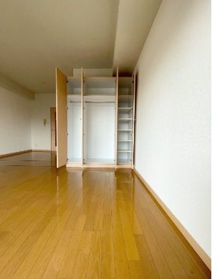 可動式クローゼット備え付き。