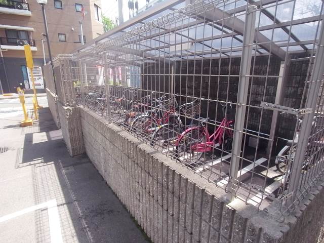 屋根付きの駐輪場があります
