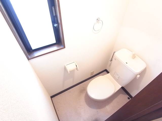 窓付きで明るいお手洗いです