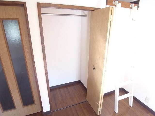 お洋服はこちらへ