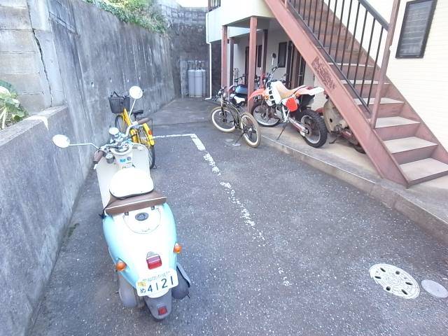 自転車やバイクはこちらに置けます
