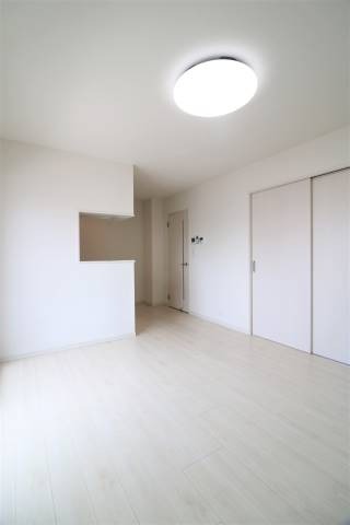 白を基調とした明るいお部屋です