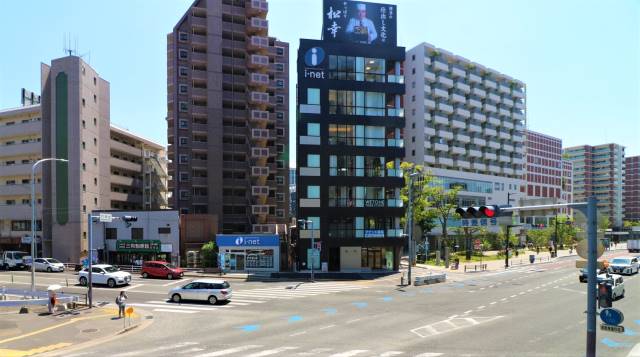 都市開発中の六本松と弊社アイネットが望めます