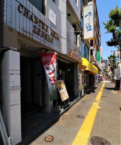 飲食店もコンビニもバス停も目の前です