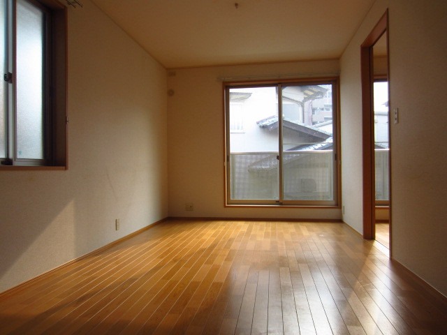 2面採光の明るいお部屋です