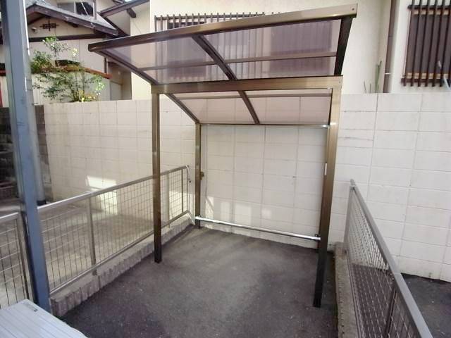 屋根付きで自転車も安心ですね