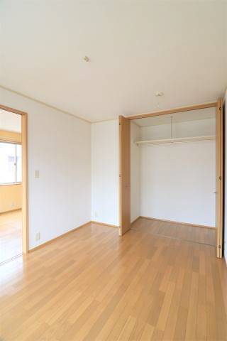 洋服もたくさん収納可能です
