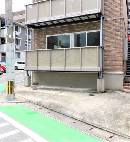 現在駐車場1台無料です