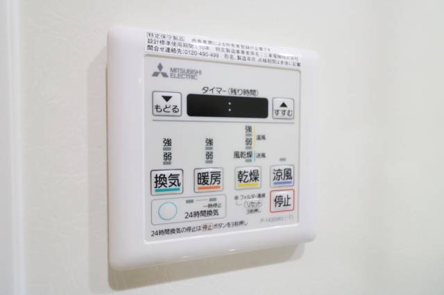 浴室乾燥機付きのバスルームです