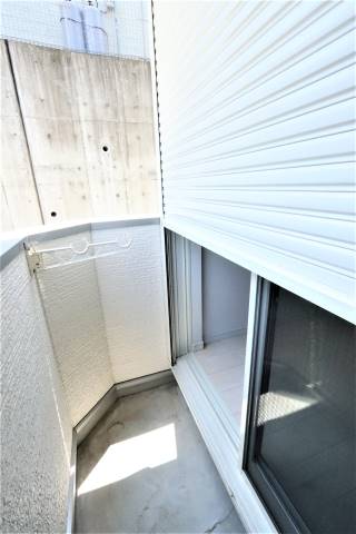 シャッター付きのバルコニーには、洗濯物が干せますよ