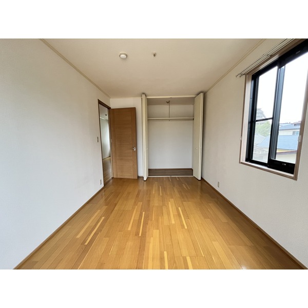 2面採光の明るいお部屋です