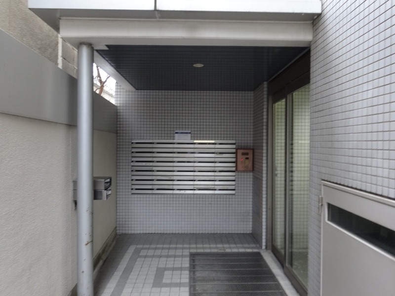 オートロック付きのエントランスです