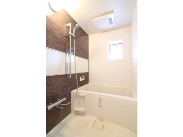 広くリラックスできるバスルームです