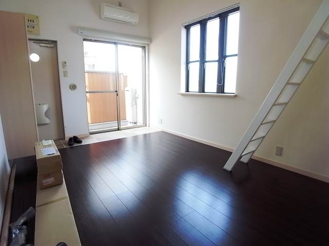 家具の配置に困らないリビングですね