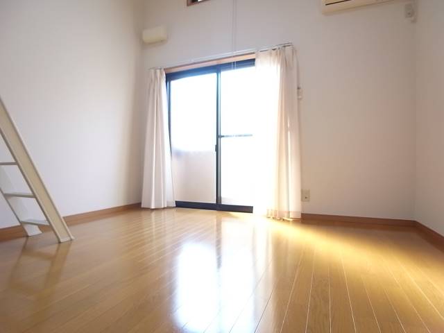 ロフトがあり有効活用できるお部屋です