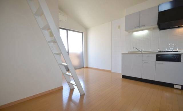 ８帖のゆったりリビングです